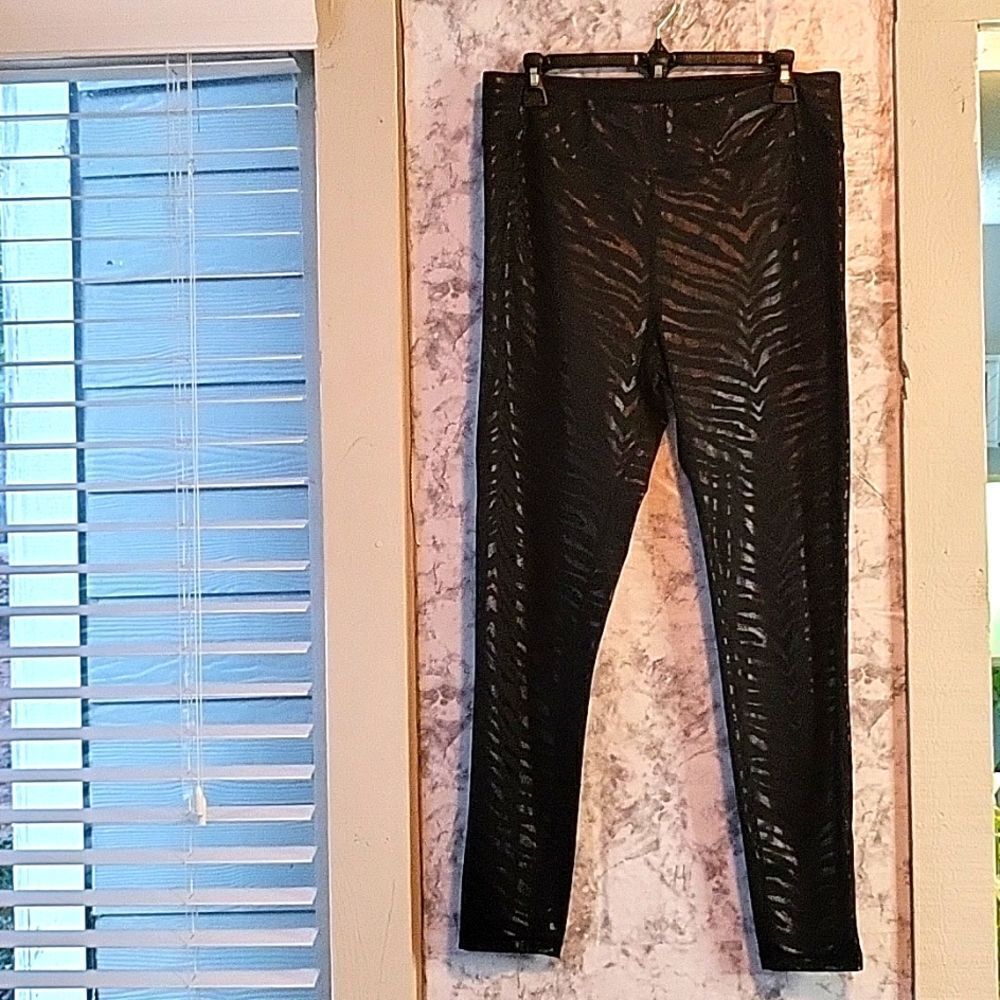 Tail Women's Stella Tennis pants Size Large  Zanzibar print